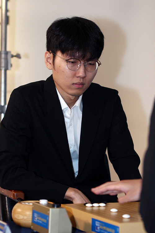 최대 이변 신진서, 라이쥔푸에 반집 역전패 세계사이버기원